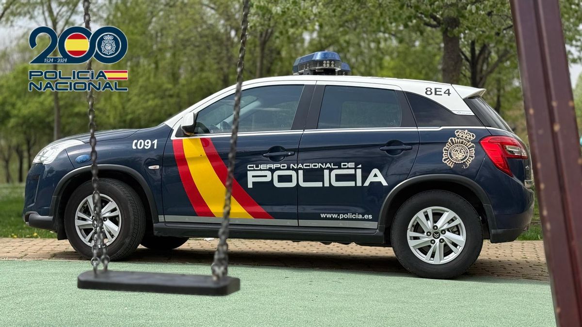 Coche de la Policía Nacional en un parque infantil