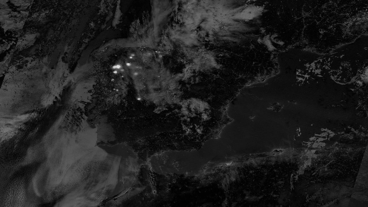 Image taken by the NOAA-20 satellite, edited to highlight only the large active fires.