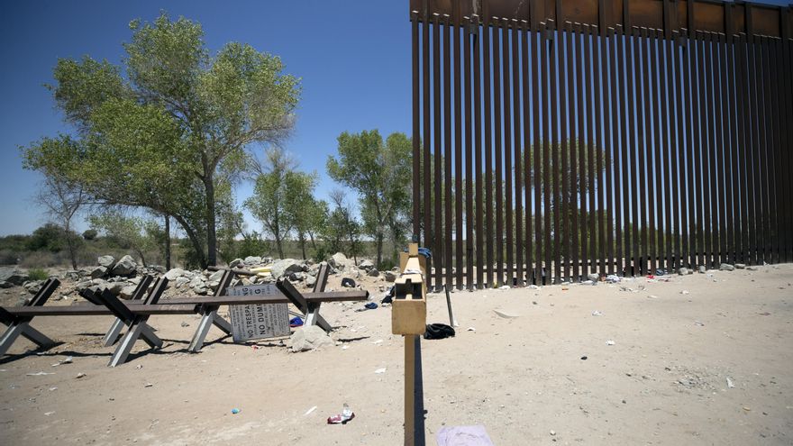 Un migrante muere tras caer del muro entre México y EE.UU.