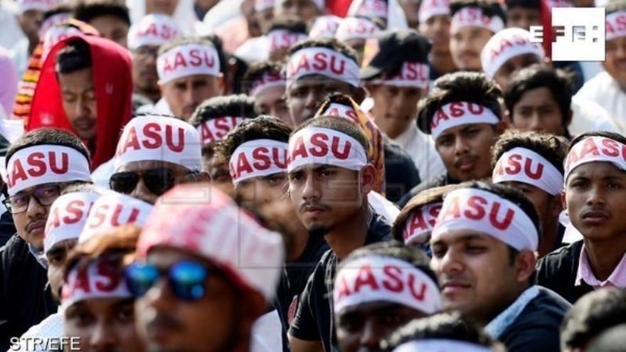 Miles de personas protestan en contra de dar la nacionalidad india a inmigrantes