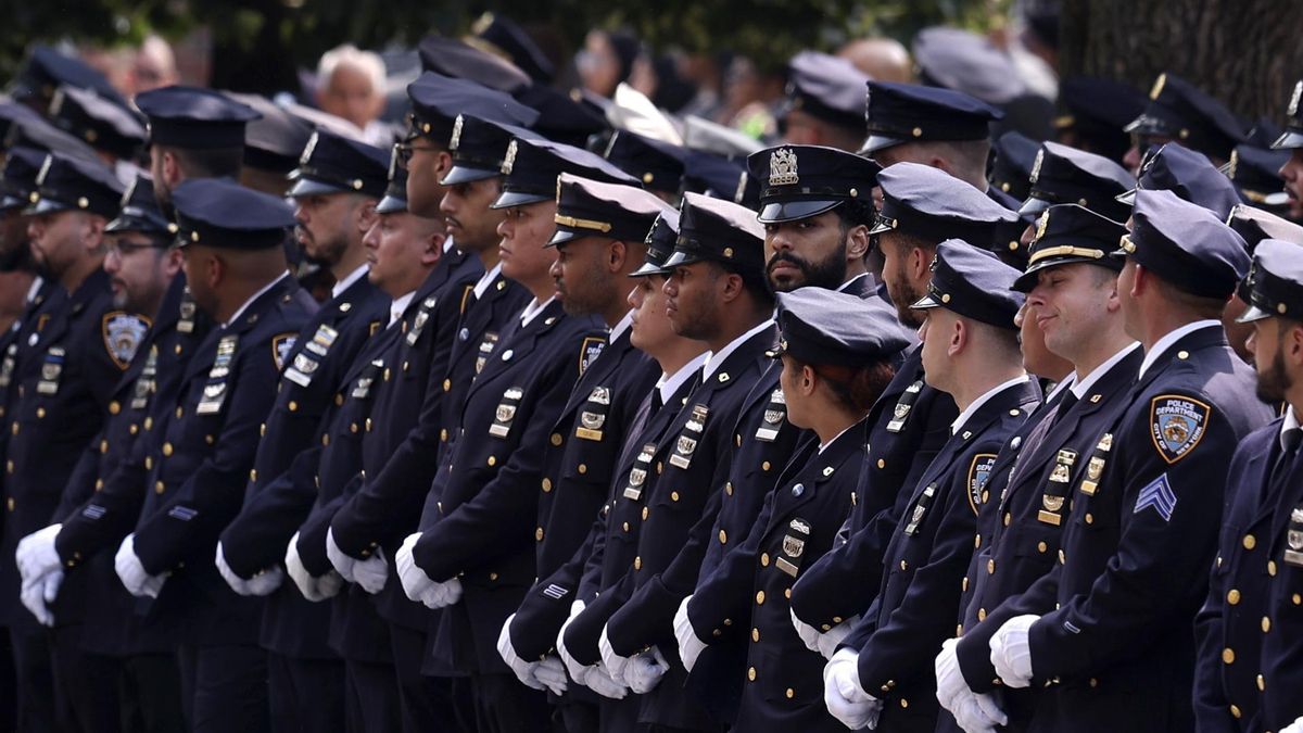 Agentes de la policía de Nueva York asisten al funeral del agente fallecido en el tiroteo que tuvo lugar a finales de julio.