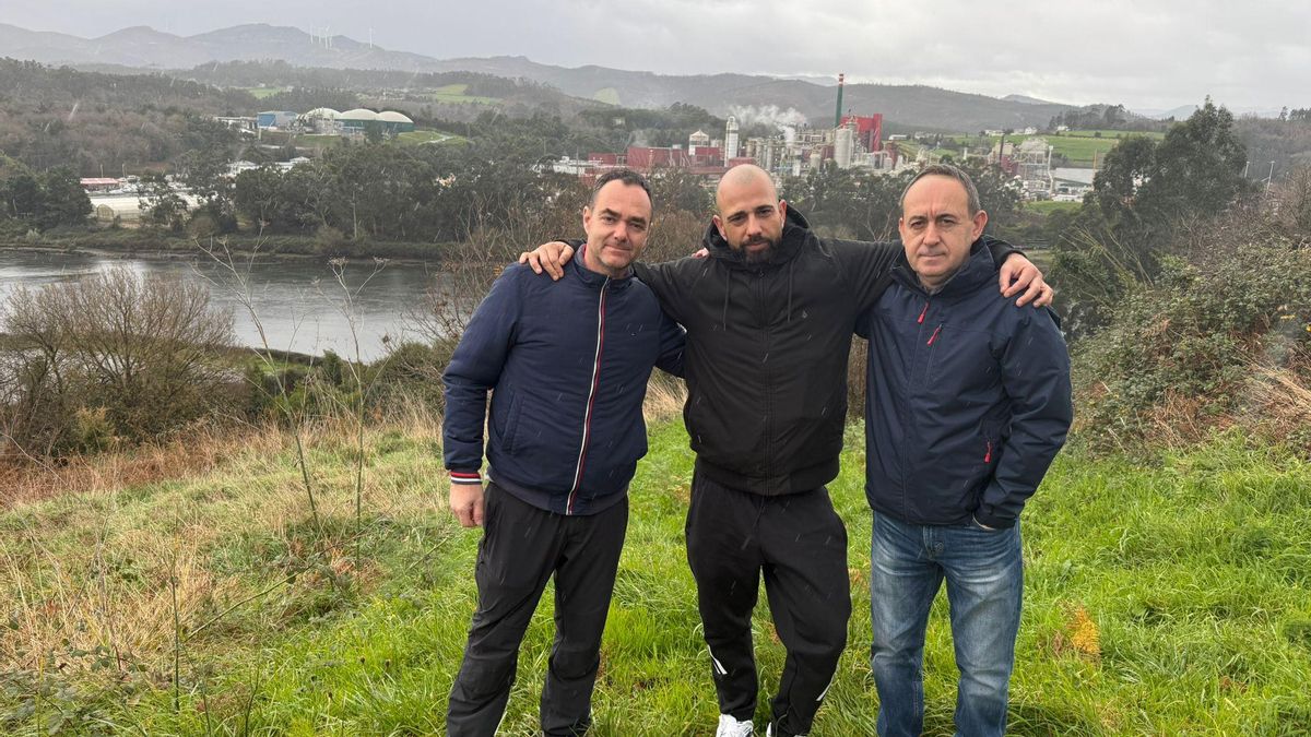 Guillermo López, Javier Zardaín y Rubén Serrano, con la fabrica de celulosa al fondo.