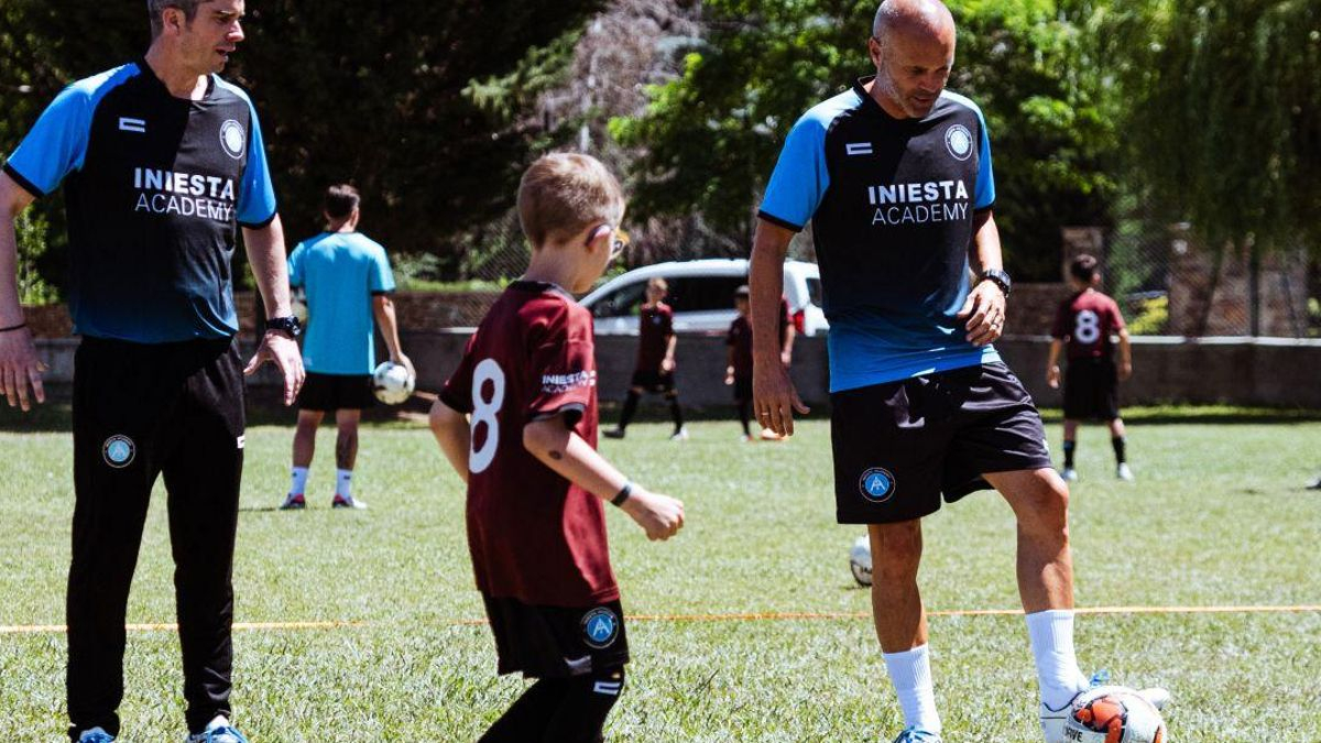 El Paso "consolida su liderazgo en el fútbol base "con la tercera edición del 'Iniesta Academy Summer Camp'