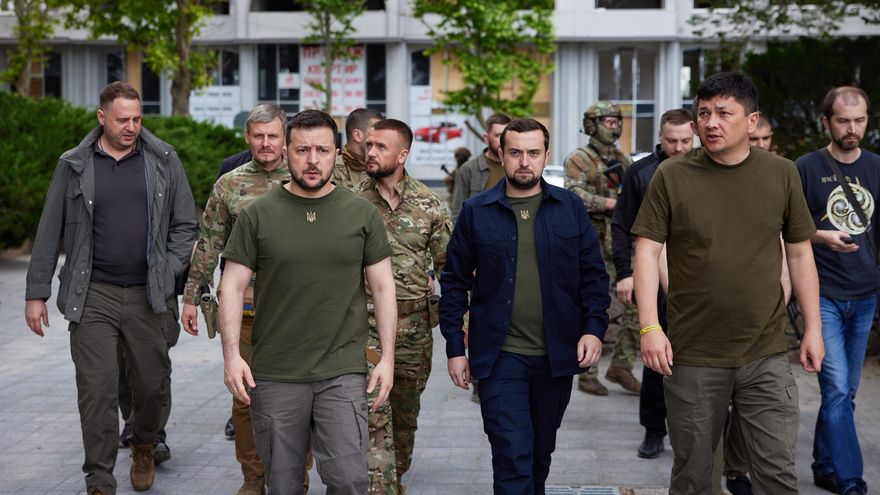 El presidente Zelenski visita el frente sur de la guerra en Mikoláiv