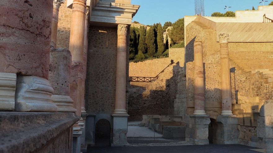 Columnas de mármol y muros del doble piso sobre el escenario, en el teatro romano de Cartagena