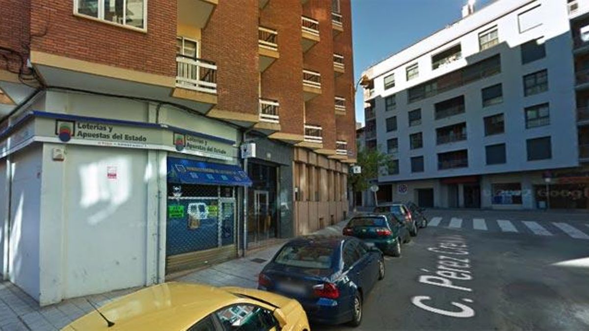 Administración de Lotería en la calle Pérez Crespo.