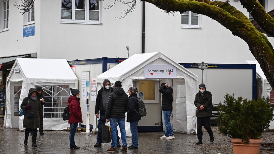 Varias personas esperan su turno para someterse a un test de coronavirus en Garmisch-Partenkirchen, Alemania, en una imagen de archivo. EFE/EPA/PHILIPP GUELLAND