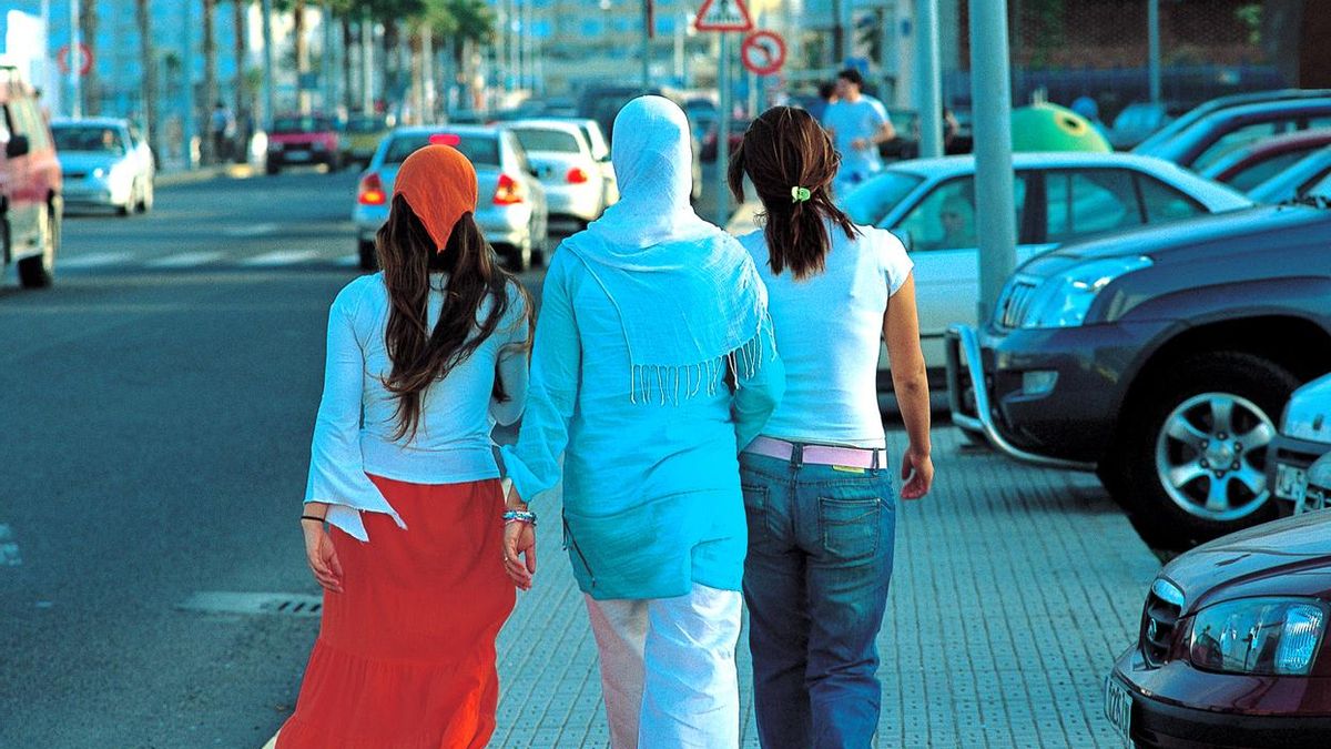 Varias mujeres caminando en la ciudad de Melilla.