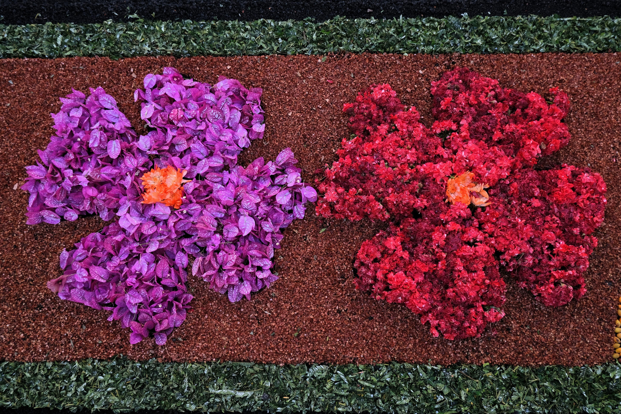 Coloridos arcos y alfombras engalanan este jueves el casco urbano del municipio. ALEJANDRA ACOSTA