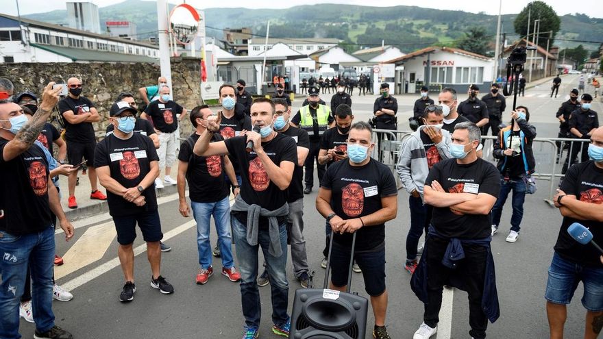 Unos 300 empleados de Nissan en Barcelona se han desplazado esta mañana hasta Cantabria, donde Nissan tiene otra planta productiva en la localidad de Los Corrales de Buelna, para manifestarse en contra del cierre de las factorías de Barcelona.