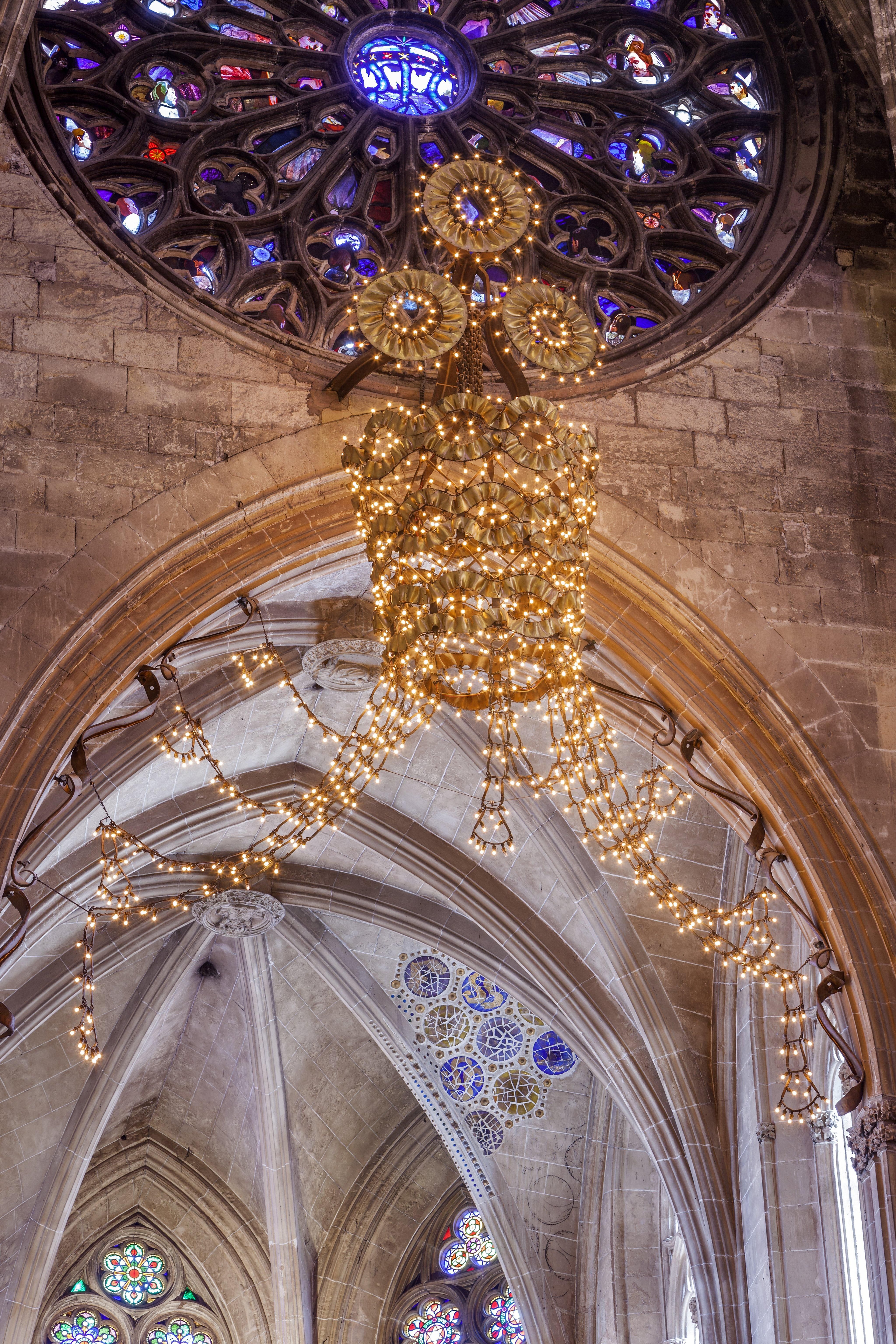 El imponente rosetón gótico de La Seu destaca por su tamaño y colores.