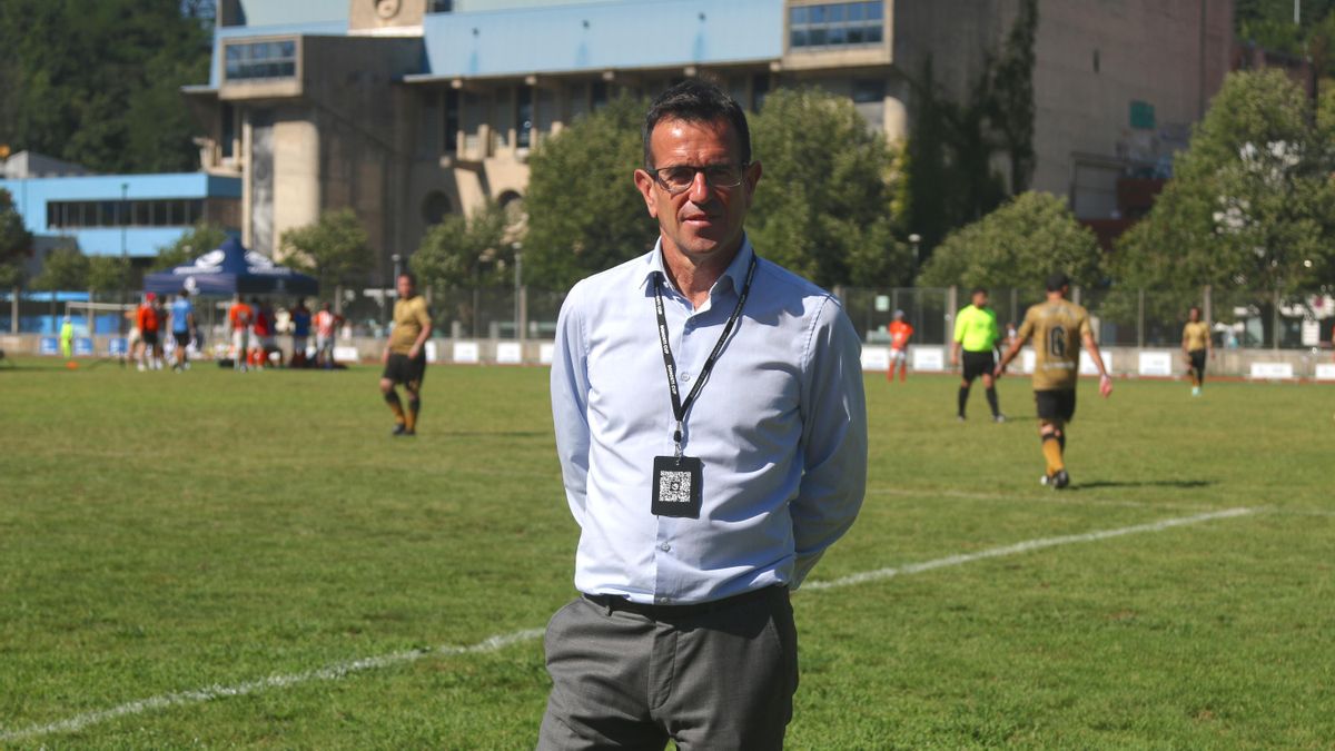 Iñigo Olaizola, el fundador y director de la Donosti Cup en un partido de Donosti Authentics Cup