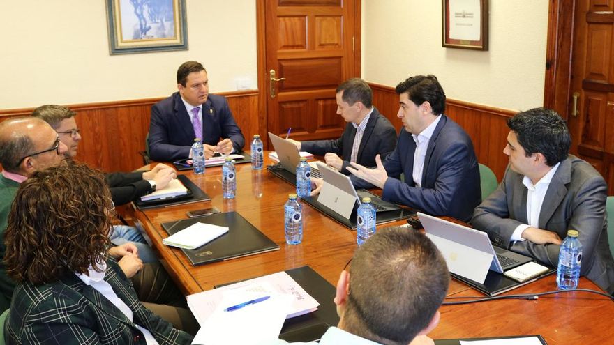 Momento de la reunión de trabajo de esta semana con técnicos de Red.es en el Ayuntamiento