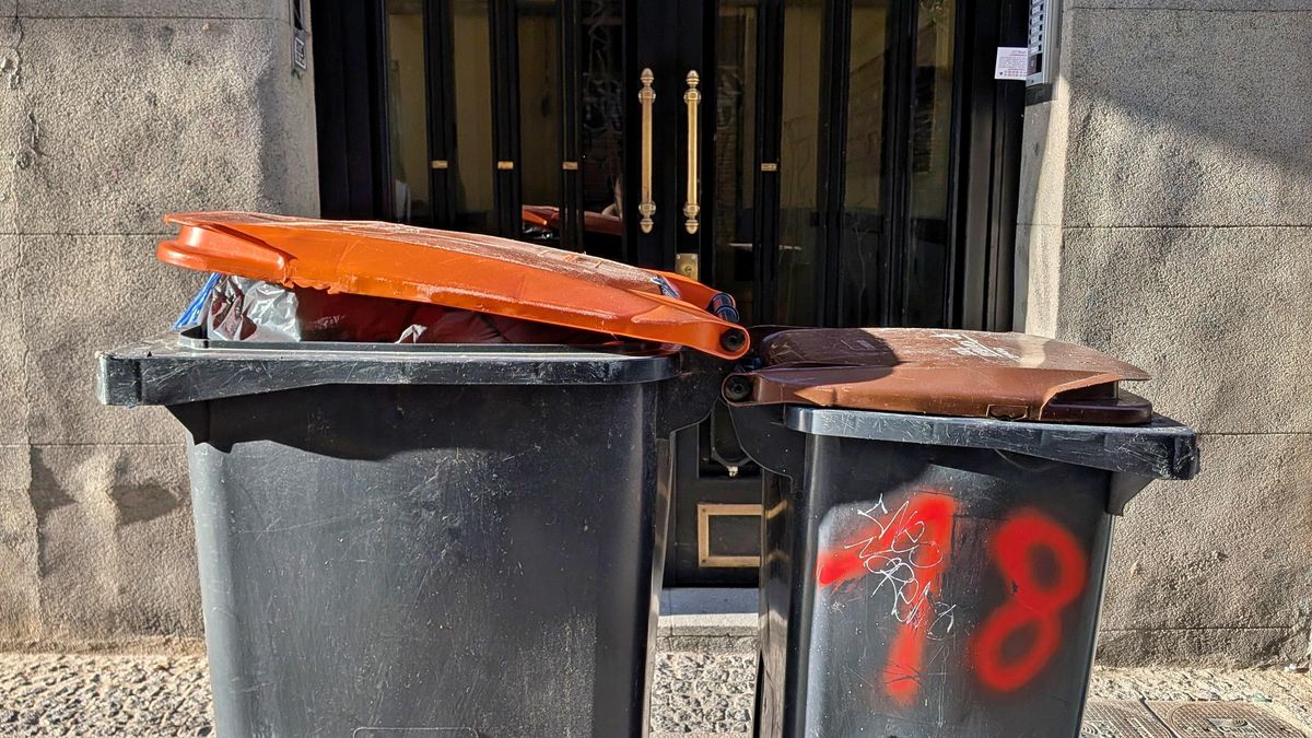 El lío del cubo naranja en Madrid: por qué no se recoge los domingos y cuesta 108 millones más de lo que planificó Almeida