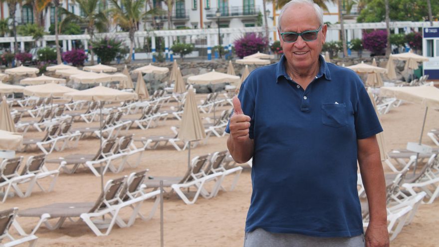 Alejandro Cabrera, en la playa de Mogán.