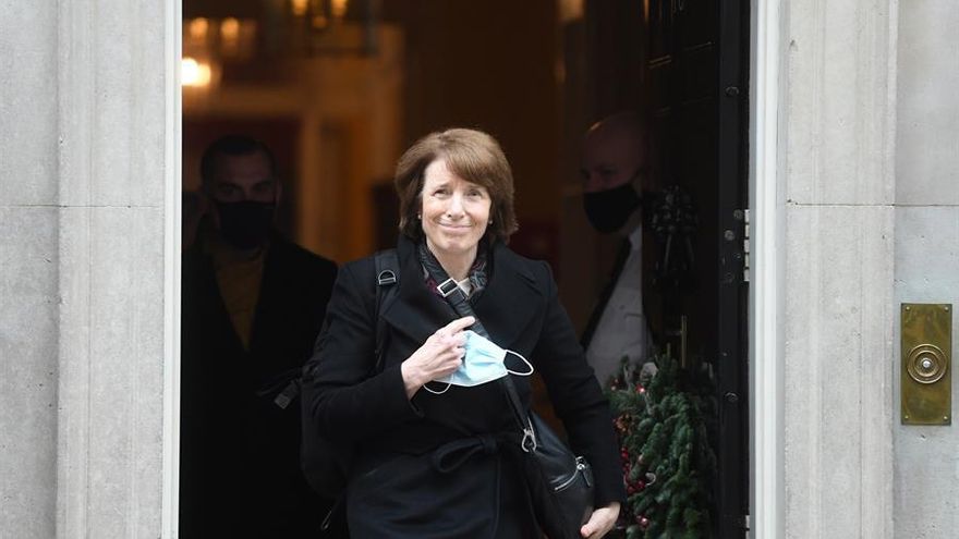 June Raine directora de la Agencia Reguladora de medicamentos de Reino Unido.