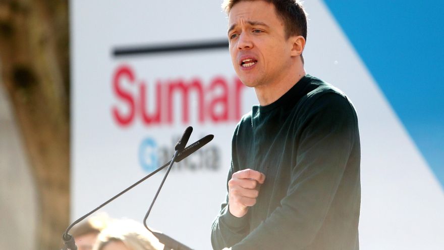 El portavoz de Sumar en el Congreso, Iñigo Errejón, interviene durante un acto de campaña de Sumar, en la Praza Vella, a 3 de febrero de 2024, en Ferrol, A Coruña, Galicia (España). El acto de Sumar se ha celebrado bajo el lema ‘Se Ferrol vota, Rueda cae’