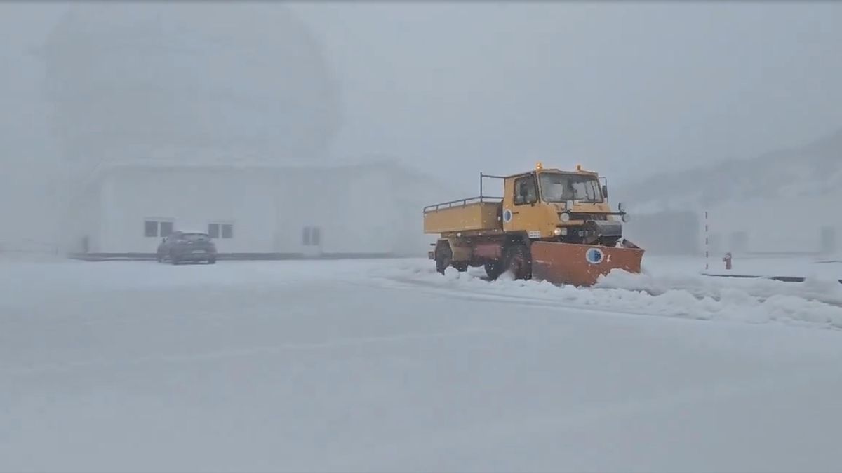Camión quietanieves del IAC en el entorno del Gran Telescopio Canarias (GTC) este sábado.
