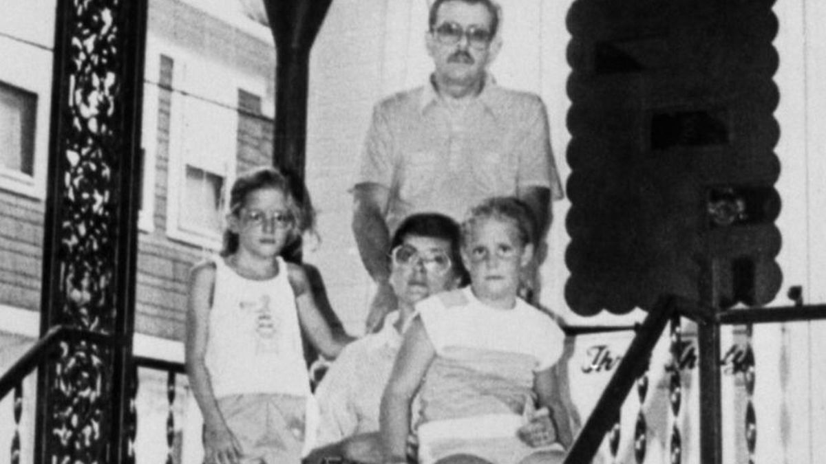 Las oraciones de un sacerdote redujeron los episodios, pero los Smurl acabaron mudándose en 1988