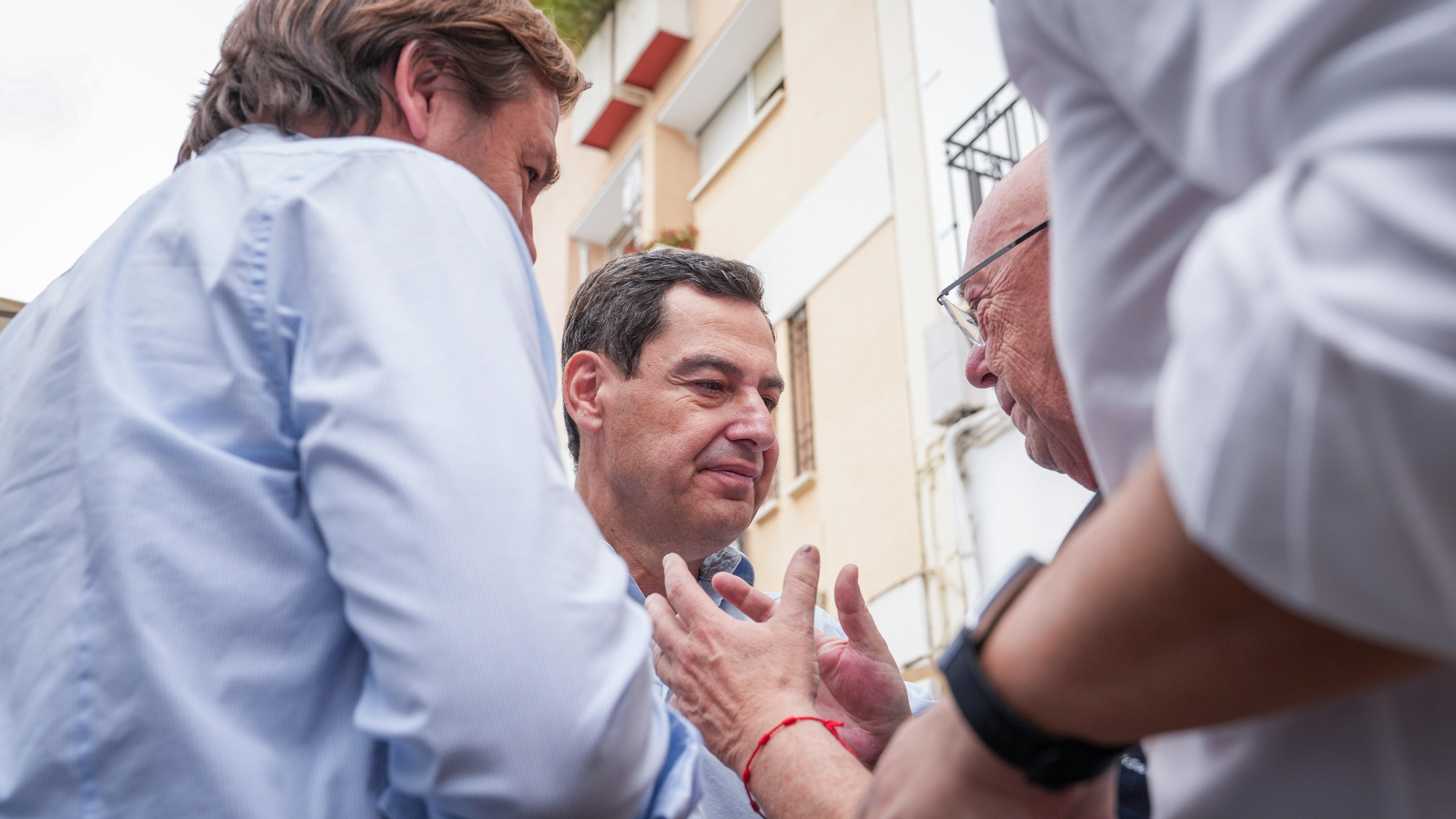 Juanma Moreno visita las Cruces de Mayo