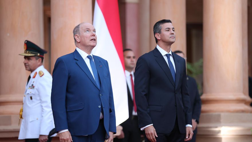 Alberto de Mónaco se reúne con presidente paraguayo en su visita al país suramericano