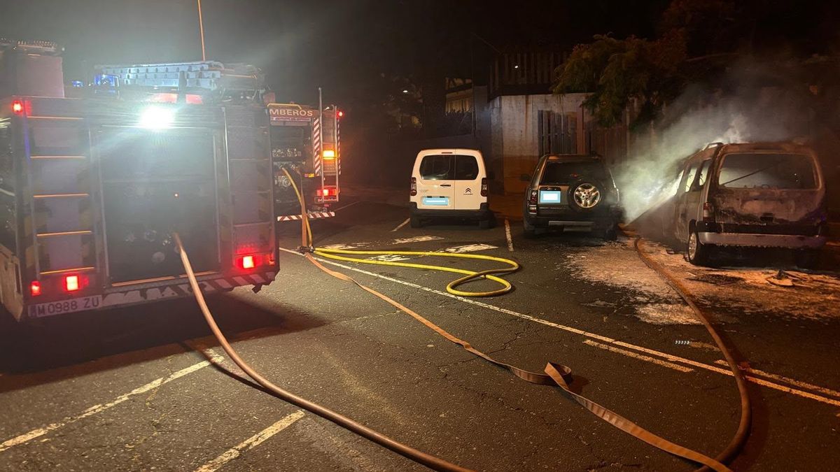 Camiones de Bomberos La Palma en la extinción del incendio en el vehículo.