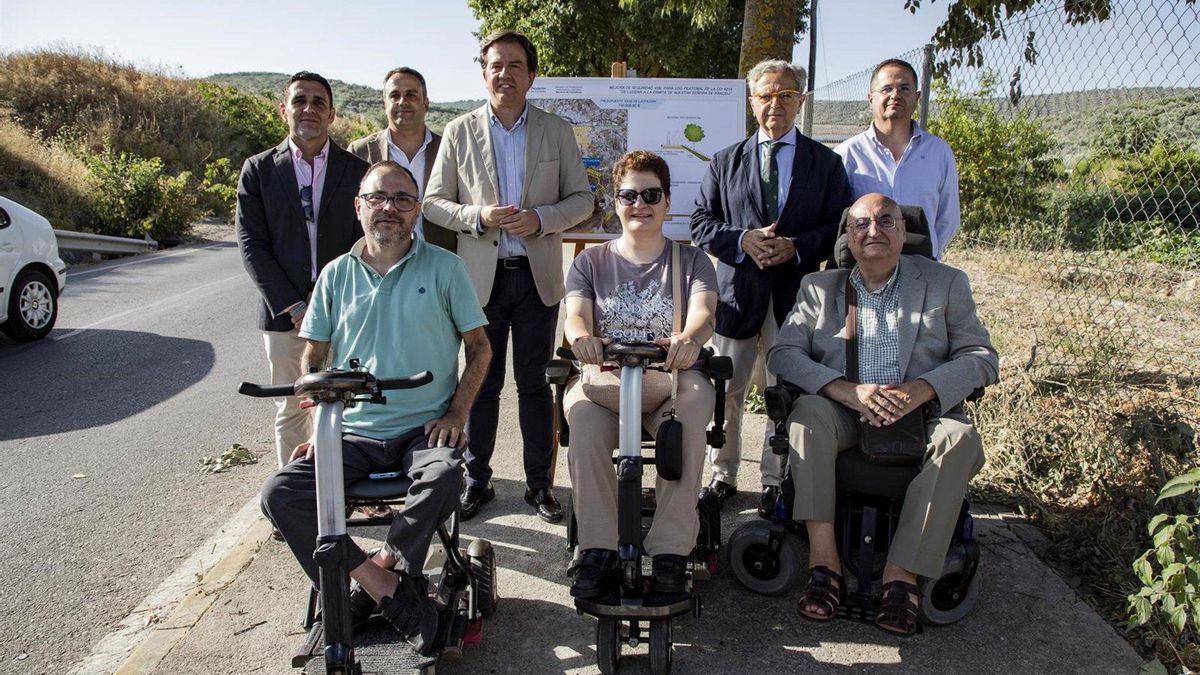 El presidente de la Diputación de Córdoba, Salvador Fuentes, en la visita a las obras del sendero accesible