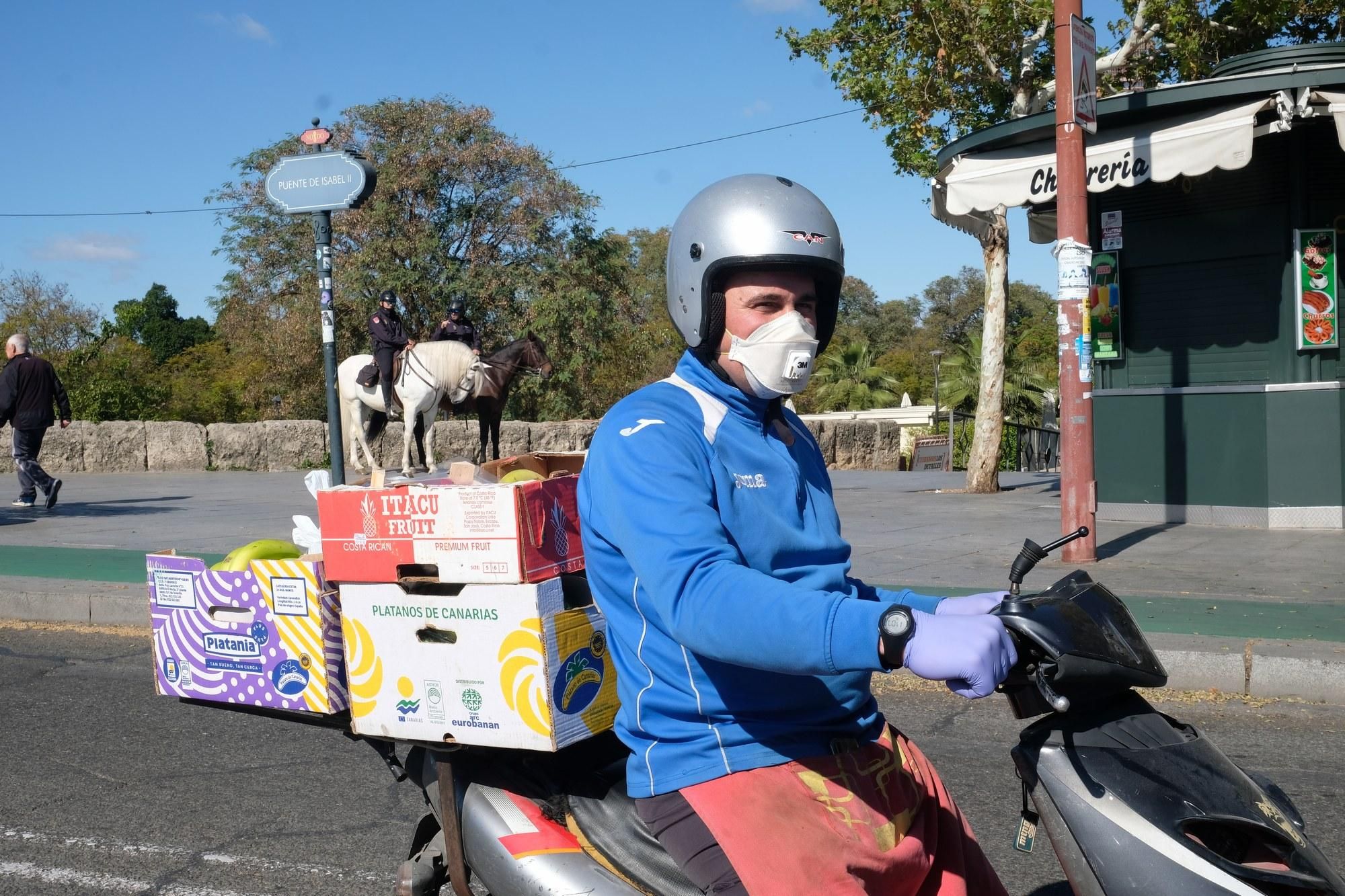 Repartidor perfectamente protegido del coronavirus/Foto: Luis Serrano