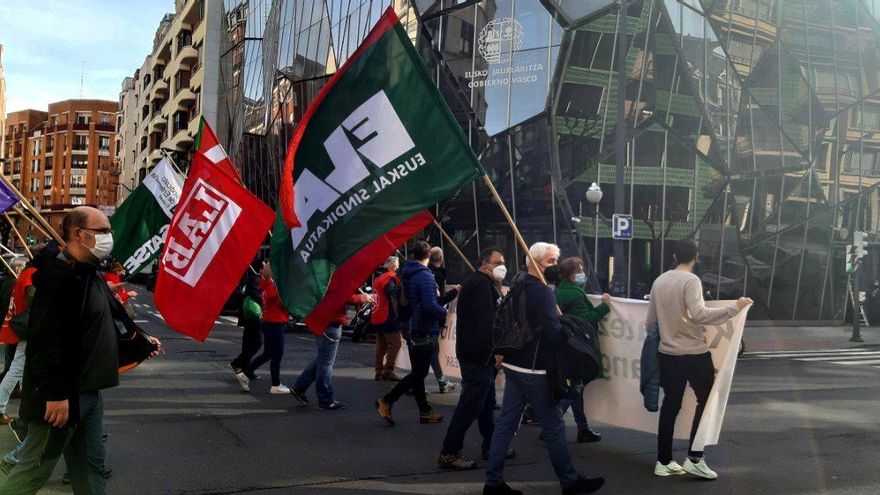 Manifestantes a su llegada a la Delegación Territorial de Sanidad, en Bilbao