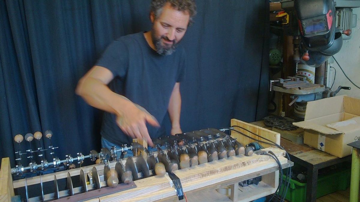 Un artesano del Pelícano crea una máquina de taconeo flamenco capaz de reproducir siete palos