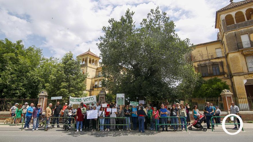 Un centenar de personas se concentran contra la tala del olmo centenario del Marrubial