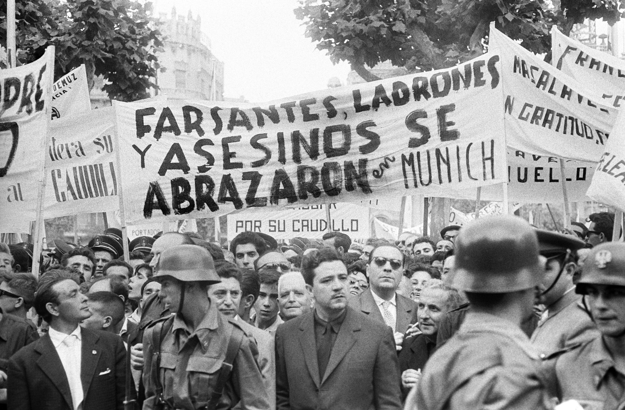 VALENCIA, 16/06/1962.- Pancartas contrarias a la reunión celebrada en Munich por la oposición democrática al franquismo, exhibidas en las calles de Valencia, con motivo de la visita del jefe del Estado
