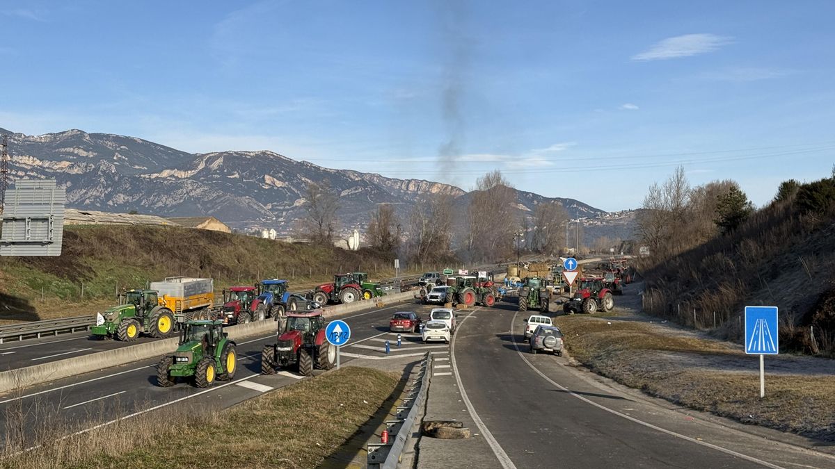 Los agricultores catalanes mantienen los bloqueos en carreteras por cuarta noche a la espera de la reunión con Illa
