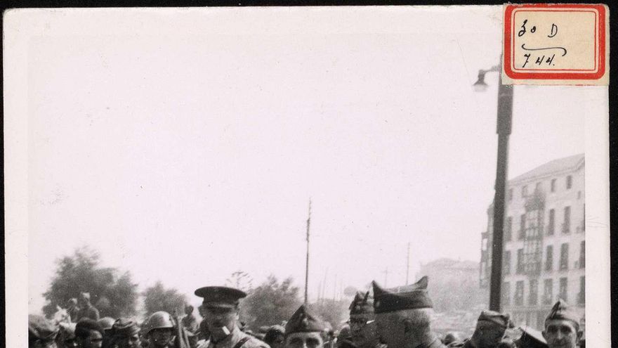 "El general Dávila recorriendo la población de Santander". 27 de agosto de 1937.