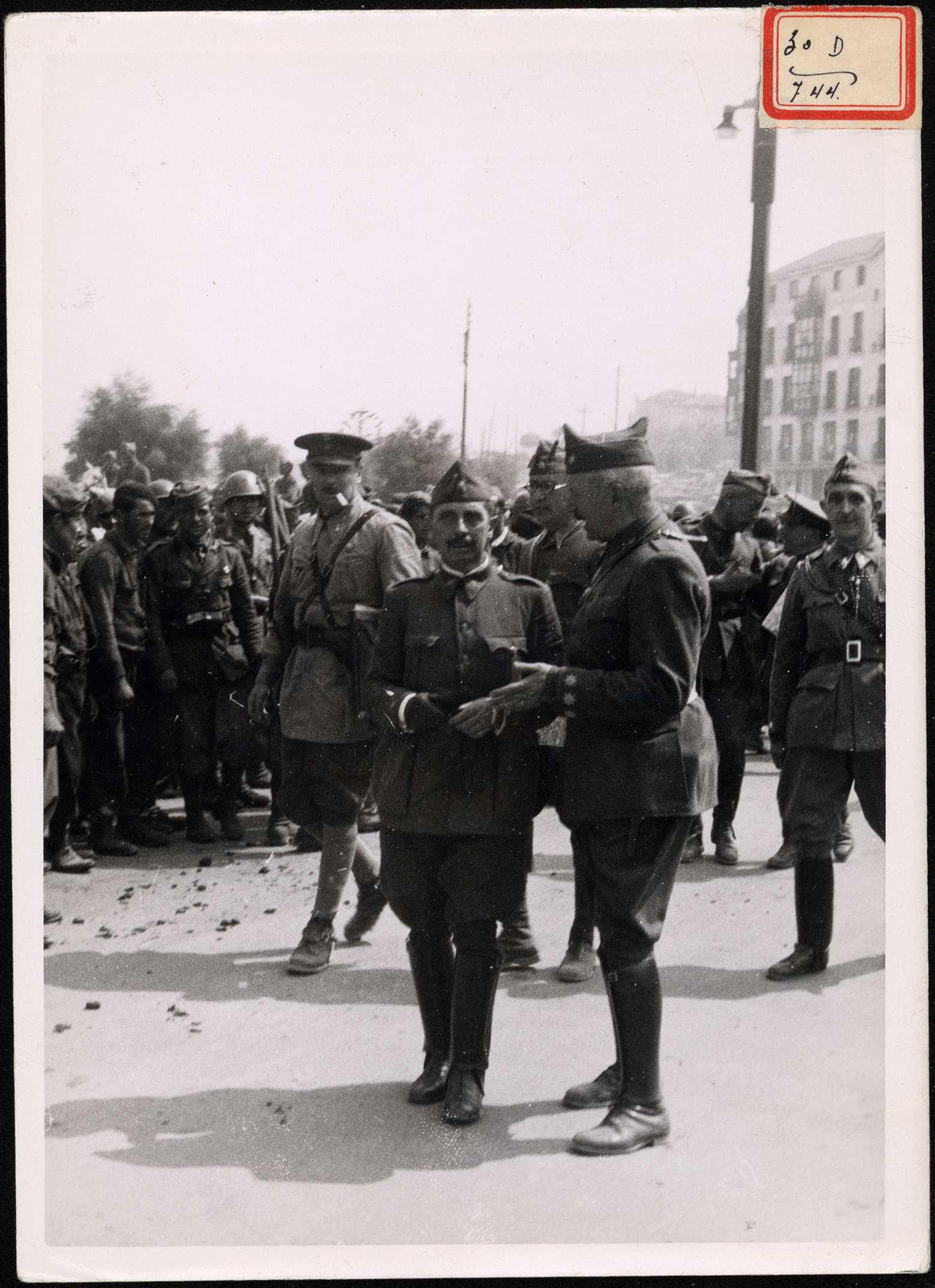 "El general Dávila recorriendo la población de Santander". 27 de agosto de 1937 | Biblioteca Nacional de España