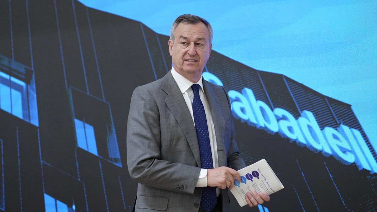 Banco Sabadell promete beneficios récords y lluvia de dividendos si frena la OPA de BBVA y sigue en solitario