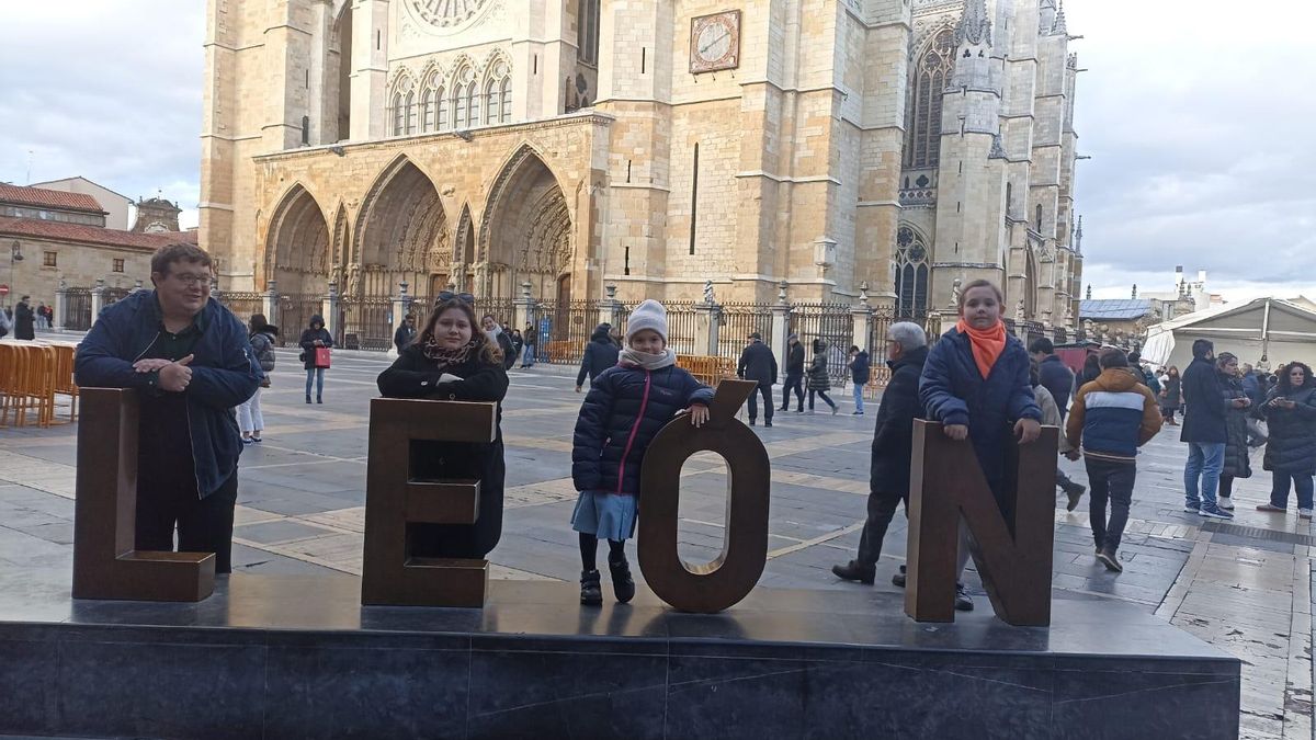 Artem 'Arty' Eremin con sus tres hijas, una familia de músicos en León