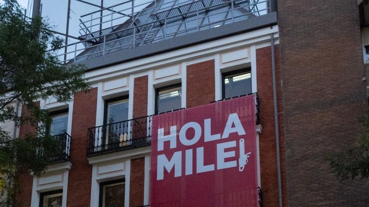 Pancarta en la sede del PSOE en Ferraz que da la "bienvenida" a Milei en Madrid.