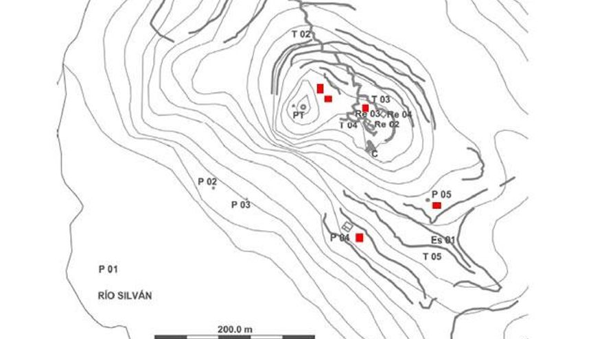 Un croquis de las posiciones defensivas en Castrilterrón. En rojo donde se encontraron los artefactos explosivos con restos de morcilla leonesa en su interior.