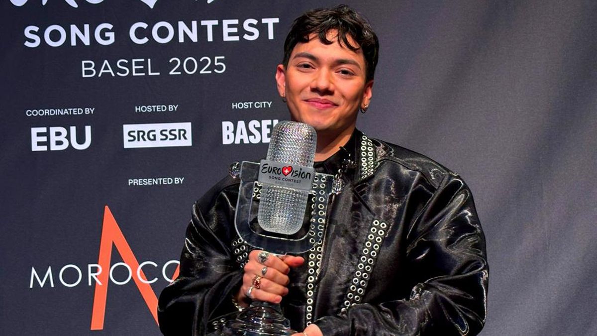 JJ con el Micrófono de Cristal tras ganar Eurovisión 2025