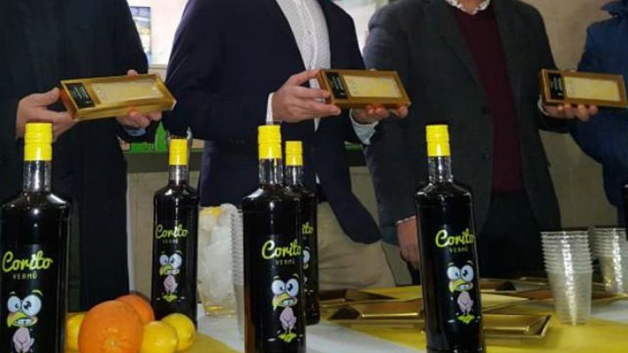 Chocolate blanco y vermú combinados para hacer posiblemente uno de los turrones más extraños de España.