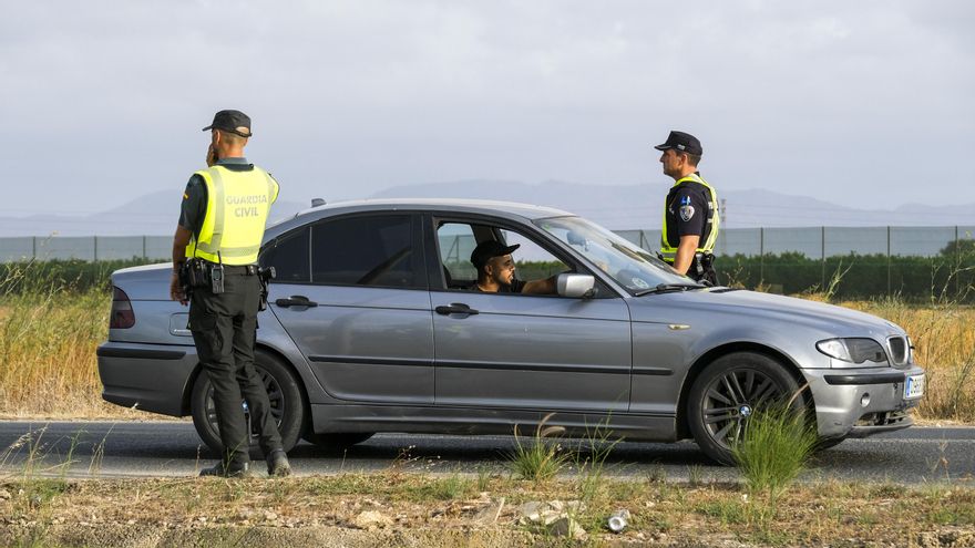 Guardia Civil y policía local controlan los accesos a Torre Pacheco antes del anochecer