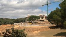 El marido de Mónica Oriol se construye una mansión en medio de un parque nacional