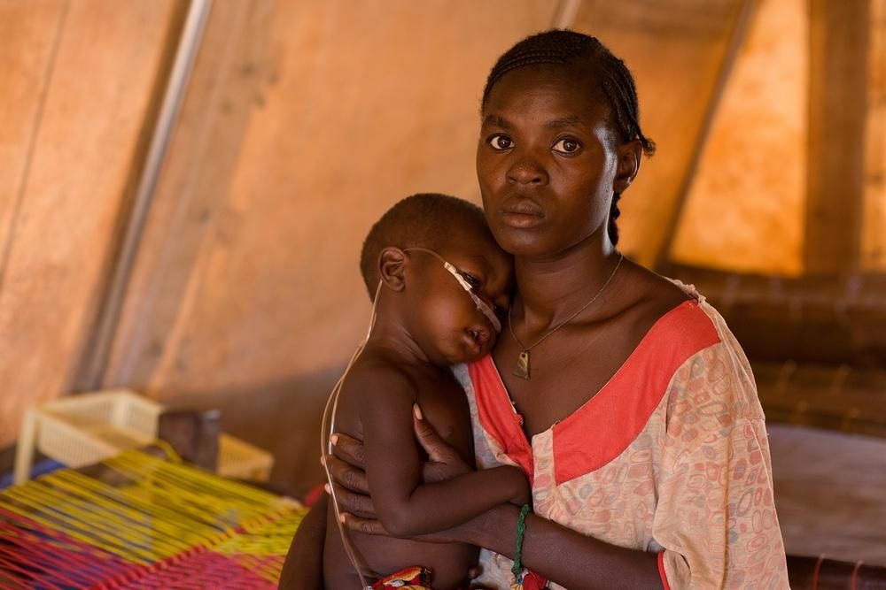 Faisa ha llevado a su hija enferma de dos años, Nana Wii Said Kuku, al hospital de MSF en Yida. Tenía fiebre alta y esa tos seca y ruidosa tan característica del sarampión. El bebé también había desarrollado una neumonía secundaria, y una erupción estaba empezando a extenderse por su pequeño cuerpo. Ahora, una máquina suministra a la niña oxígeno concentrado a través de un tubo colocado en su nariz para ayudarla a respirar.  “Llevé a mi hija al hospital cuando comenzó a subirle la temperatura y empezaba a toser”, dice su Faisia. “Reconocí los síntomas del sarampión rápidamente, ya que mi hermana también tuvo esa enfermedad hace algunas semanas. Fue tratada y se recuperó en este hospital”.  Fotógrafa Karin Ekholm/MSF