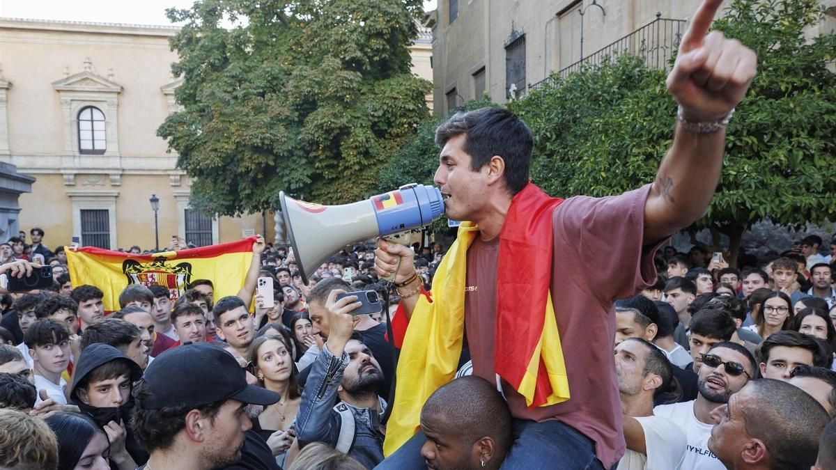 El agitador ultra Vito Quiles suspende una semana su tour por universidades tras los disturbios en Pamplona