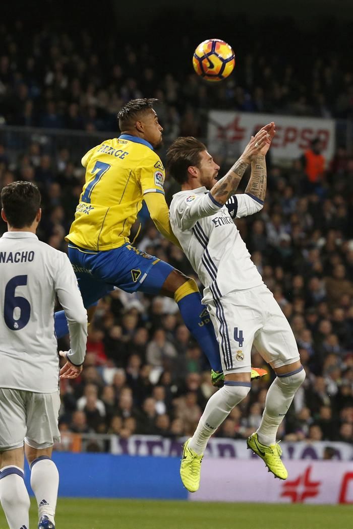 Boateng y Ramos disputan por cabecear el balón. EFE/JuanJo Martin