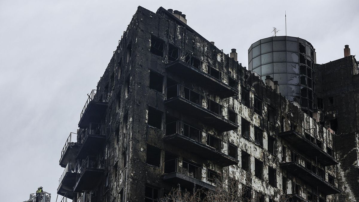 Archivo - Imagen de archivo del edificio incendiado en el barrio valenciano de Campanar.