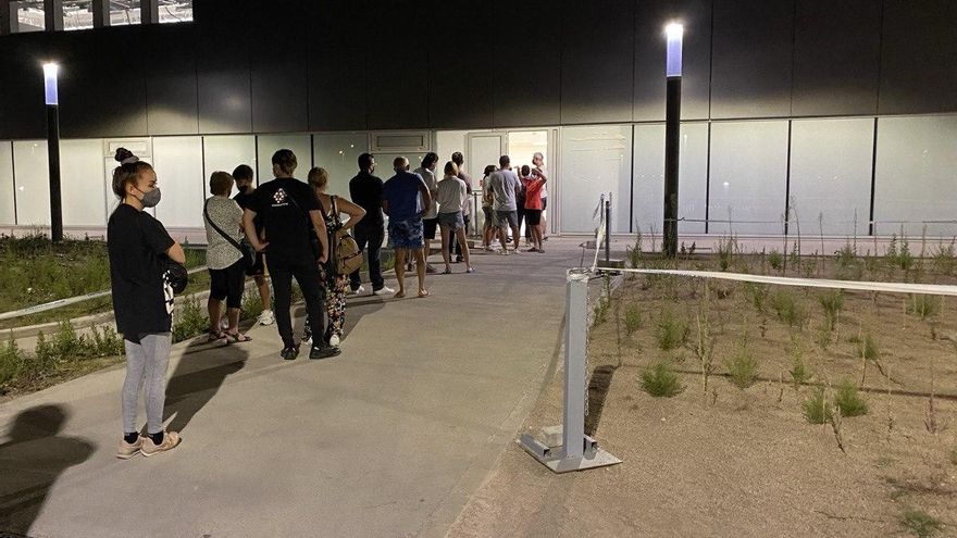 Primera de las colas para vacunarse sin cita en el Hospital Enfermera Isabel Zendal.