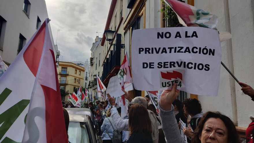 Carteles en defensa de lo público durante la concentración
