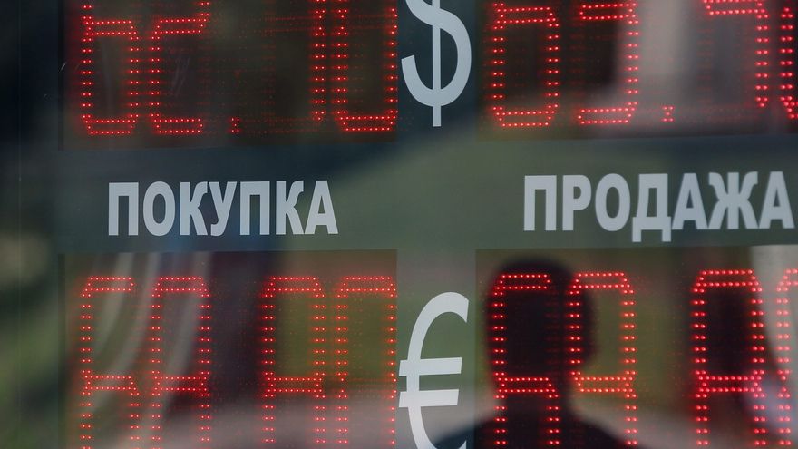 Panel con la evolución de la Bolsa de Moscú, en una fotografía de archivo. EPA/SERGEI ILNITSKY